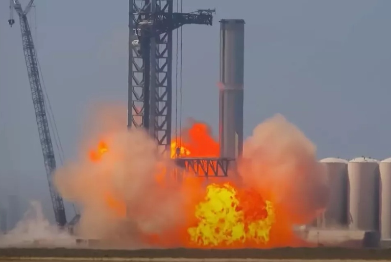 Foguete da SpaceX, de Elon Musk, explode durante teste de solo