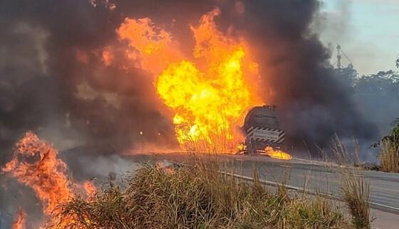 Família filma momento em que carreta explode na BR-163