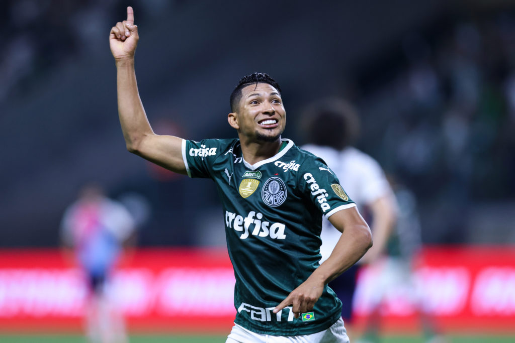Paraense Rony marca de bicicleta e Palmeiras goleia o Cerro Porteño