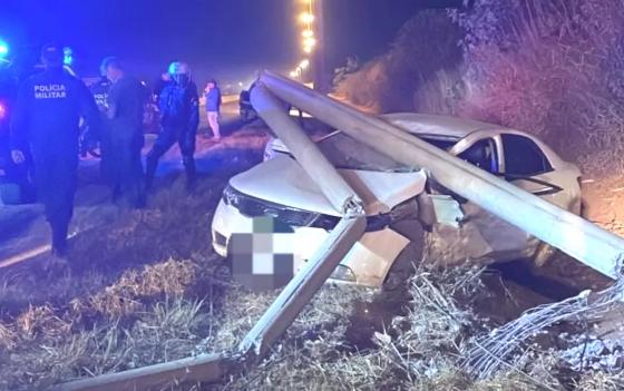 Homem sequestra ex sob ameaça de morte e bate carro durante perseguição
