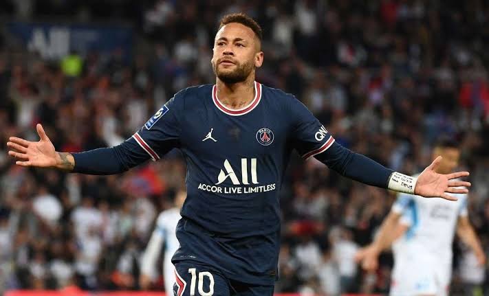 Neymar se irrita com reportagem do Globo Esporte: ‘Matéria de merda’