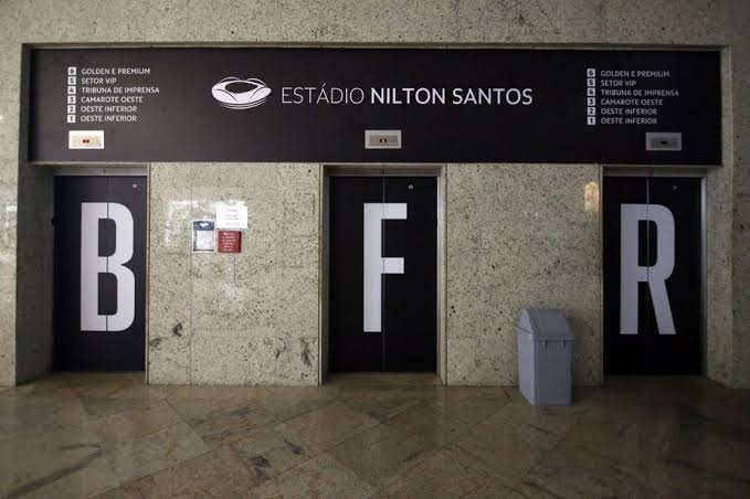 Elevador de estádio despenca com jogador e torcedores do Botafogo