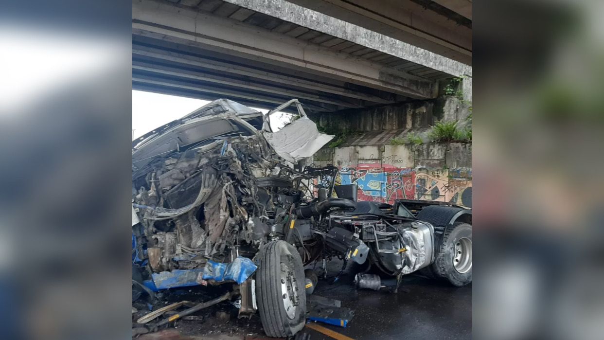 Cabine de carreta fica destruída ao bater contra pilar em avenida no Pará