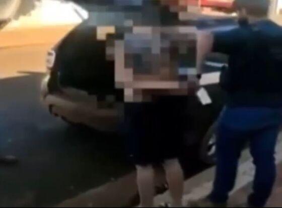 Homem atira no rosto da mãe durante discussão em casa; veja vídeo
