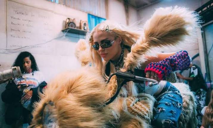 Luísa Sonza chega ao 1º lugar no Spotify Brasil com Cachorrinhas