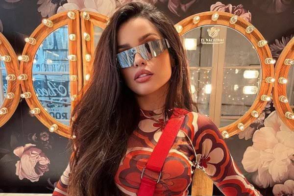 Com look transparente, Juliette é proibida de entrar em igreja