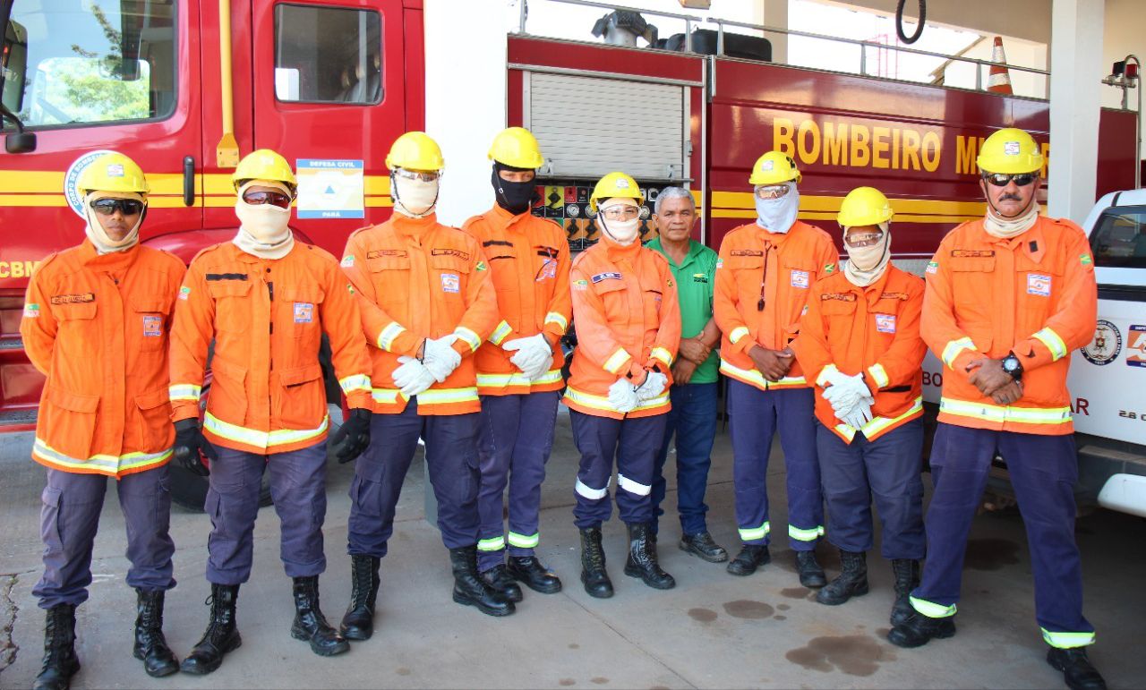 Brigadistas da Defesa Civil atuam no combate a incêndios na Praia do Tuxcunaré