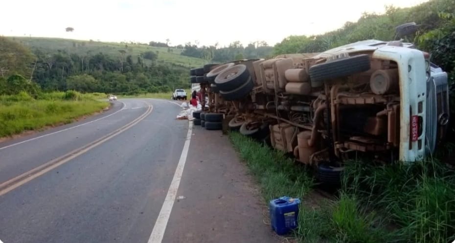 Carreta carregada de cacau tomba na BR-230
