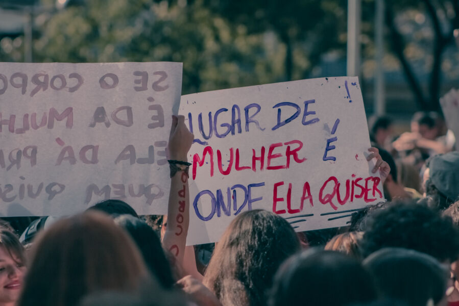 Publicação orienta mulheres a denunciar violências políticas de gênero