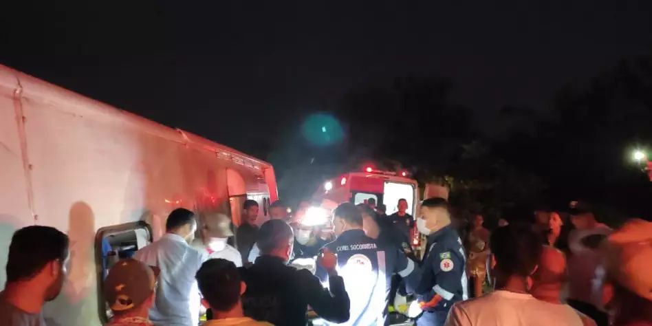 Ônibus capota e deixa 19 pessoas feridas no oeste do Pará