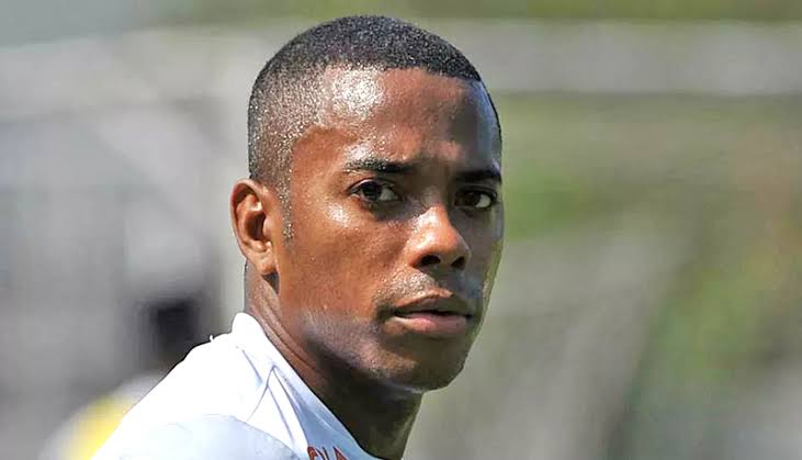 Condenado por estupro, Robinho anuncia aposentadoria do futebol