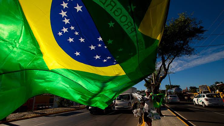 Juíza entende que bandeira do Brasil virou símbolo de um lado político