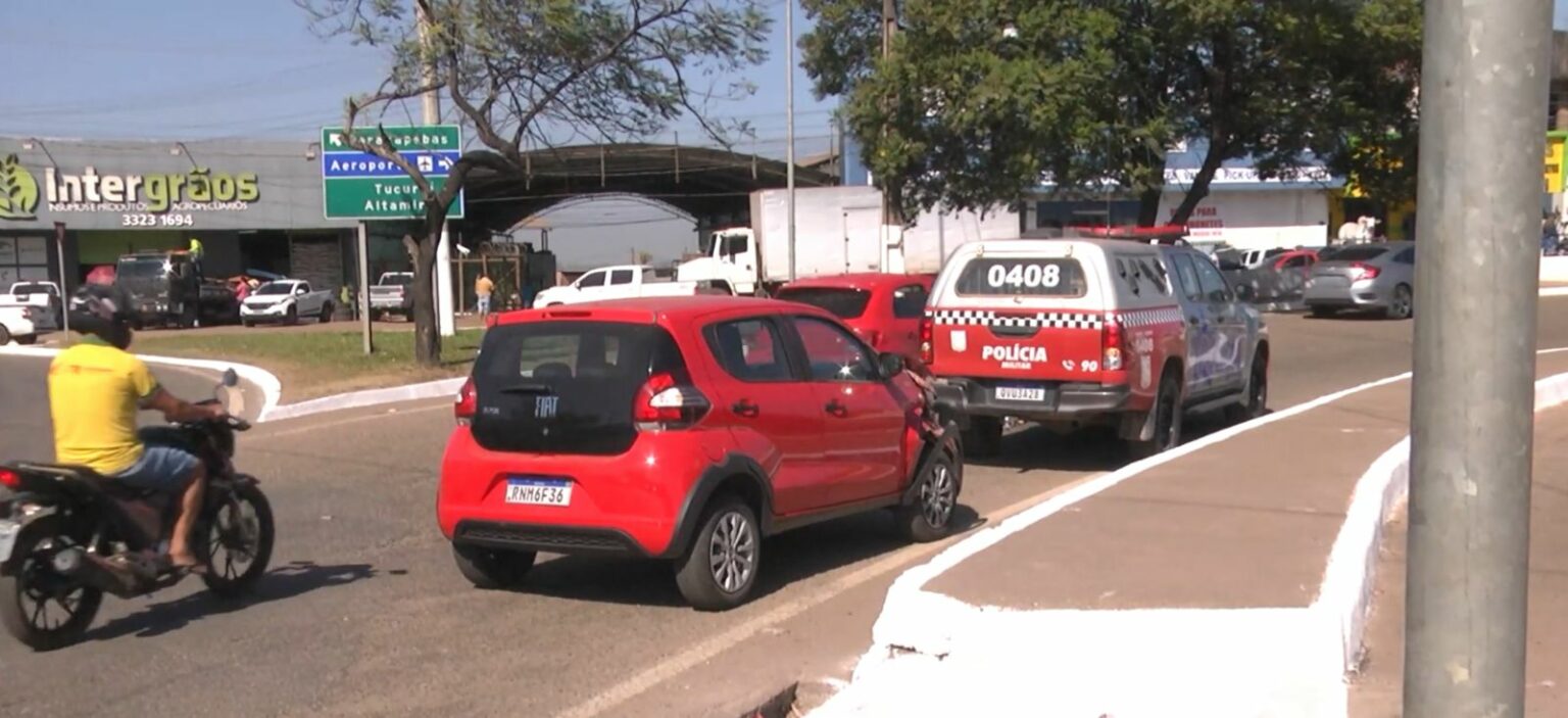 Mulher colide carro contra viatura da PM em Marabá