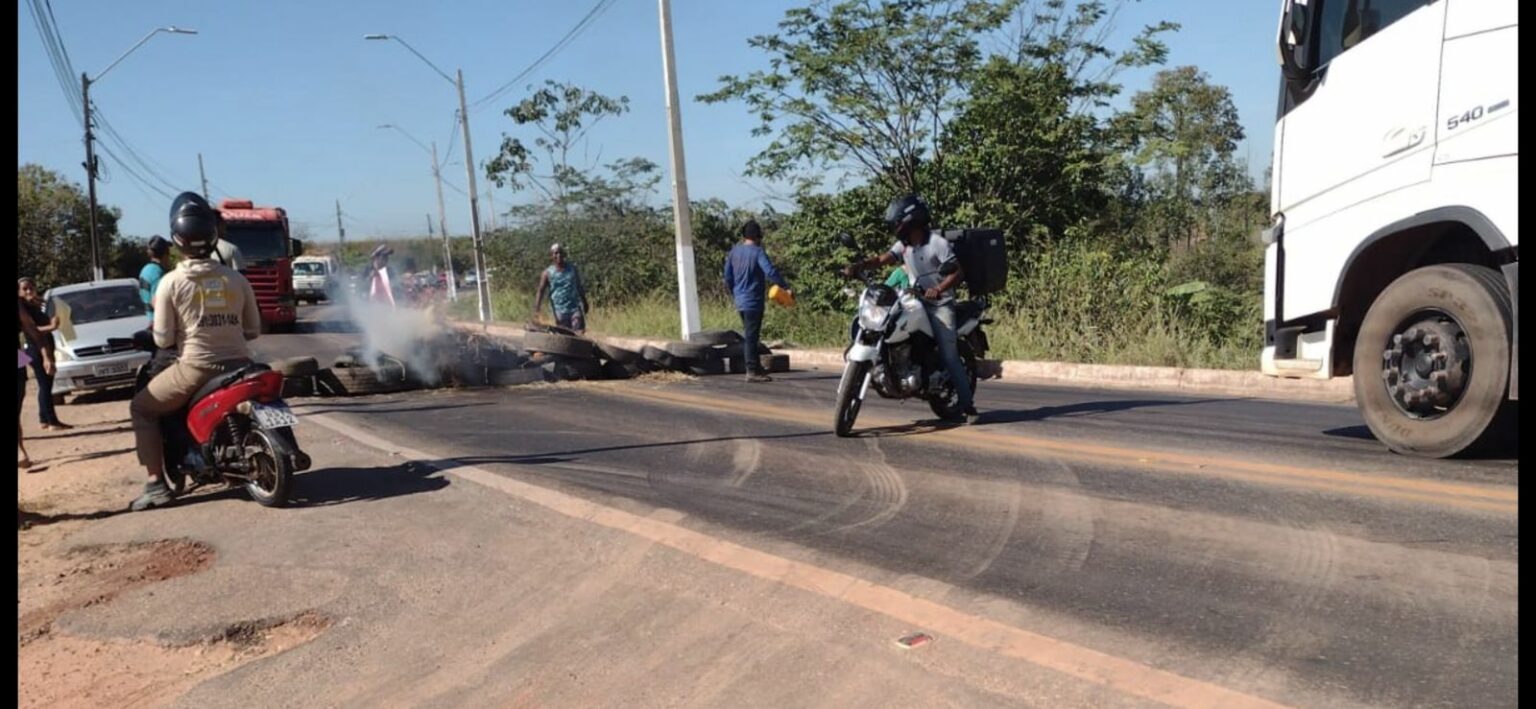 Manifestantes bloqueiam acesso à Ponte do Rio Tocantins com pneus e fogo