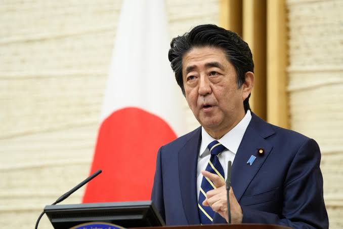 Ex-primeiro-ministro do Japão morre após ser baleado em comício