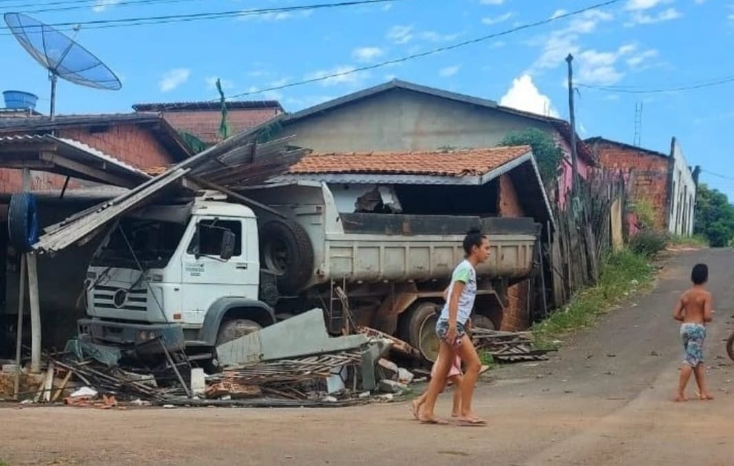 Motorista perde o controle e caçamba invade casa em Tucuruí