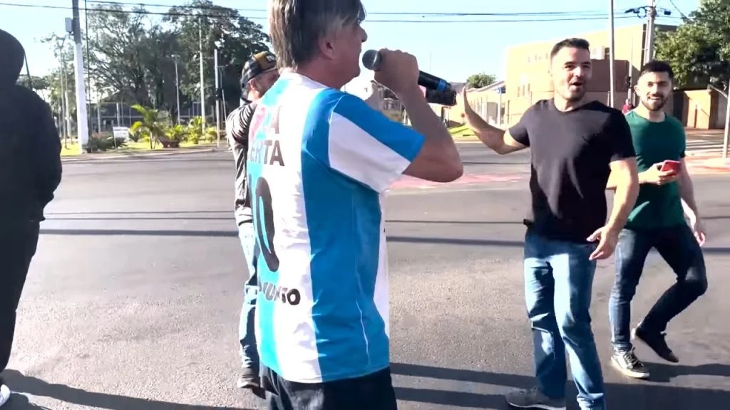 ‘Mamãe Falei’ é agredido por ex-deputado ‘Boca Aberta’