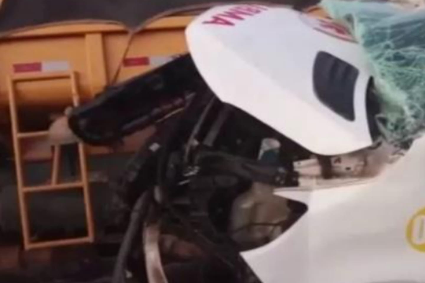 Ambulância do Samu bate em caminhão parado e deixa médico em estado grave