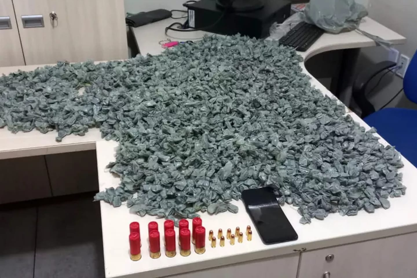 Dupla é presa com 2.400 porções de drogas e 20 munições no Pará