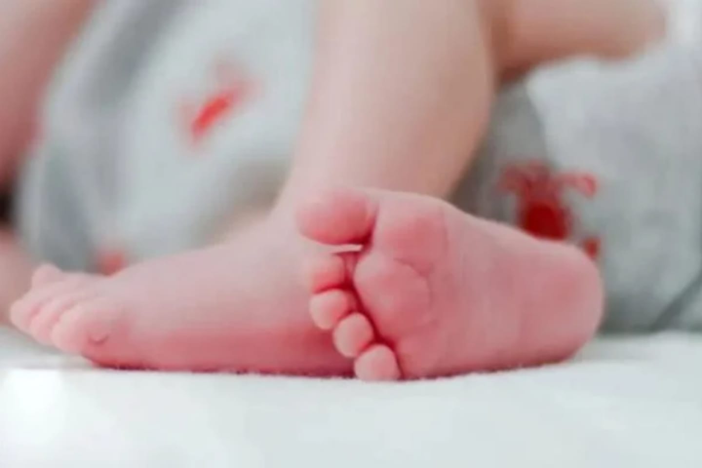 Bebê é internado após cabelo da mãe se enrolar em seu pescoço à noite
