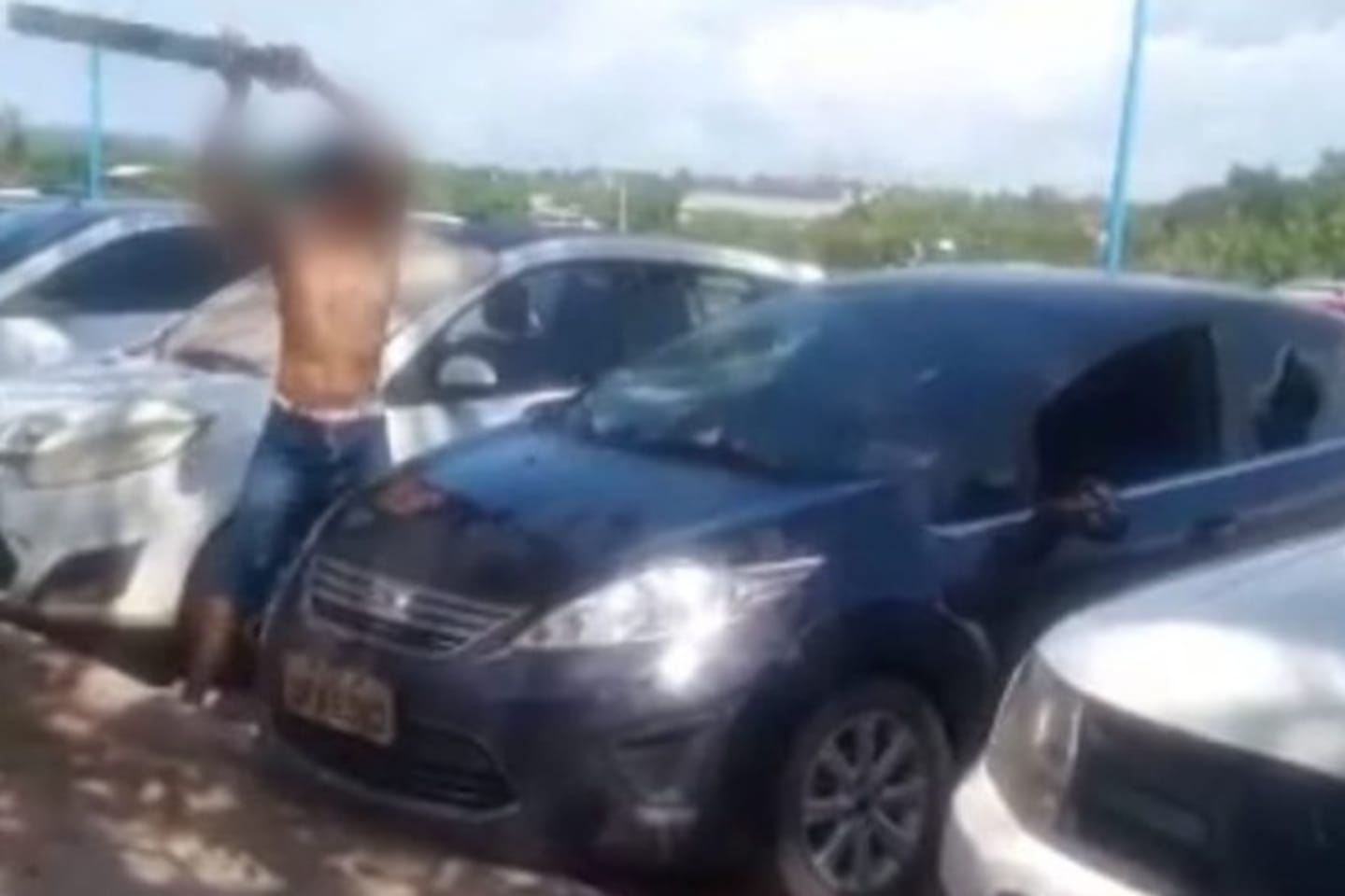 Homem destrói carro após flagrar suposta traição no oeste do Pará