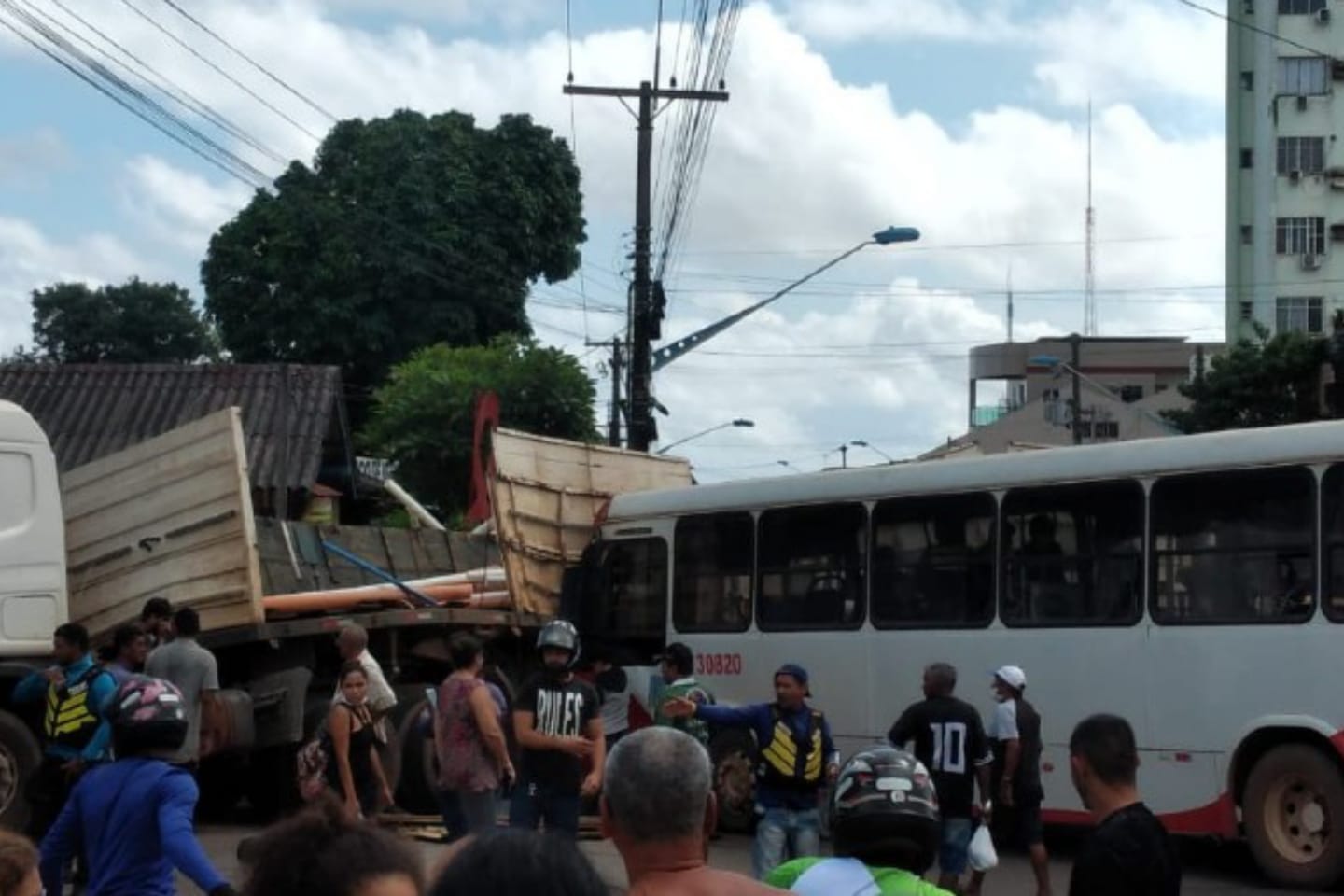 Acidente entre ônibus e carreta deixa 23 feridos no interior do Pará