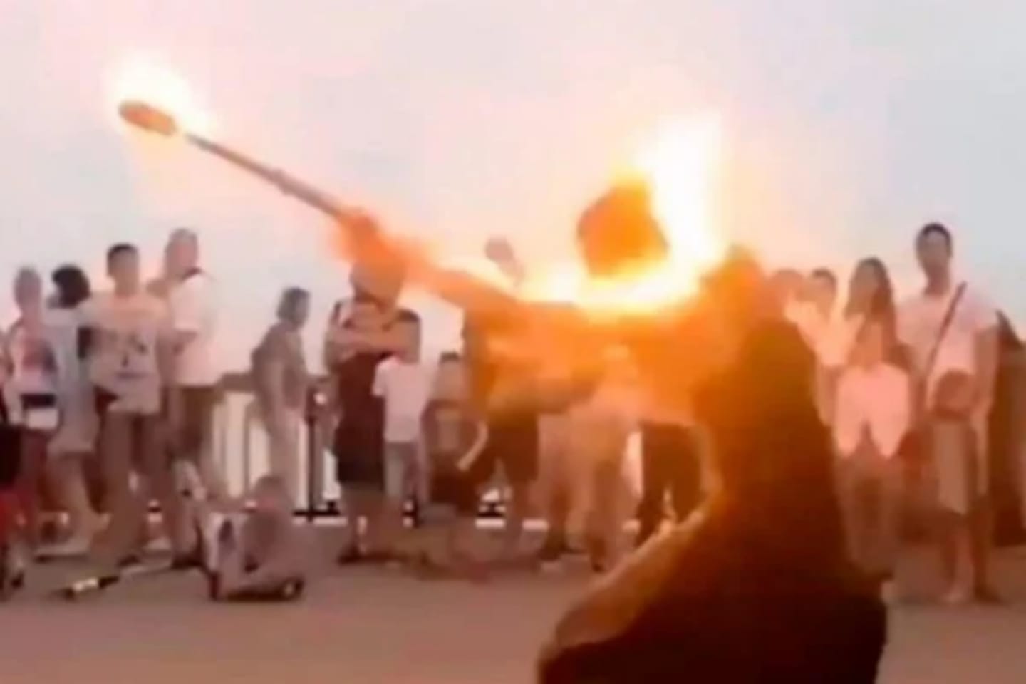 VÍDEO: Dançarino pega fogo em acidente com chamas e é socorrido pelo público