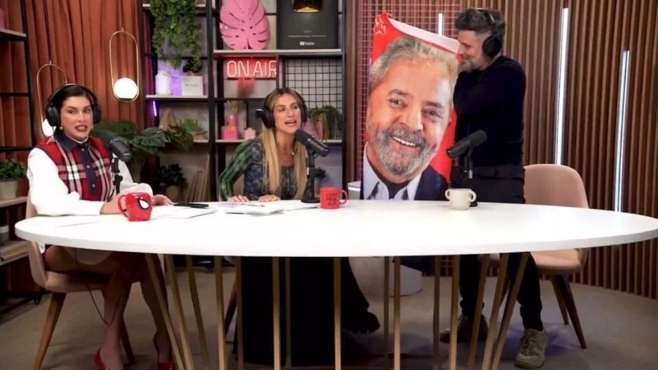 Bruno Gagliasso compra toalhas com rosto de Lula para dar a amigos