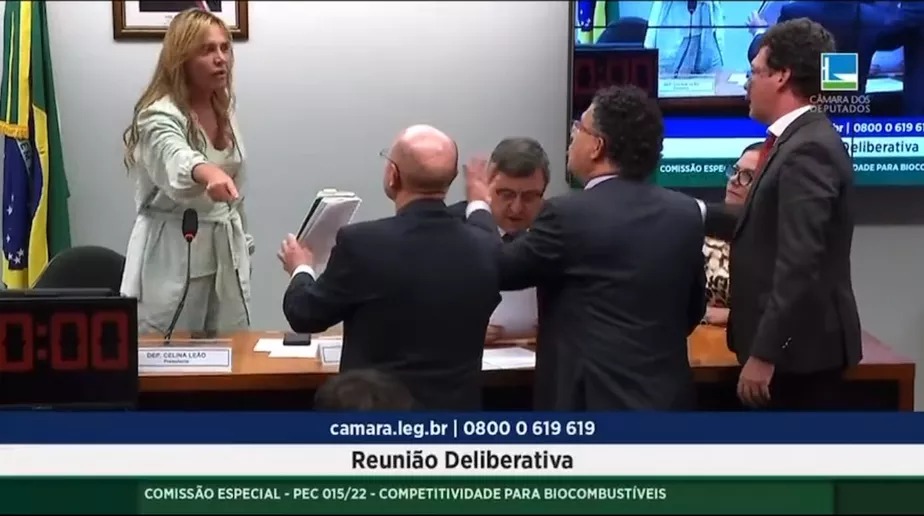 VÍDEO: Deputada reage após colega bater em mesa durante discussão no Congresso