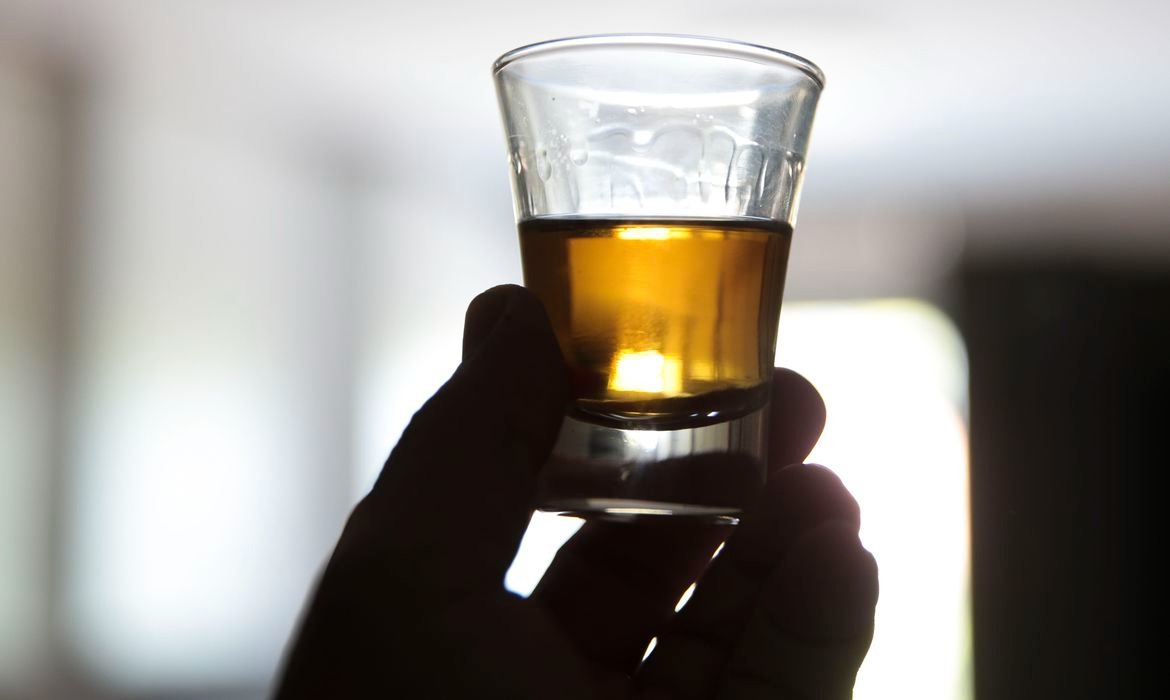 Consumo de álcool antes de dormir pode prejudicar o sono