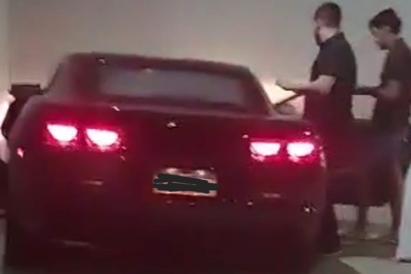Carro de luxo descontrolado invade farmácia no Pará