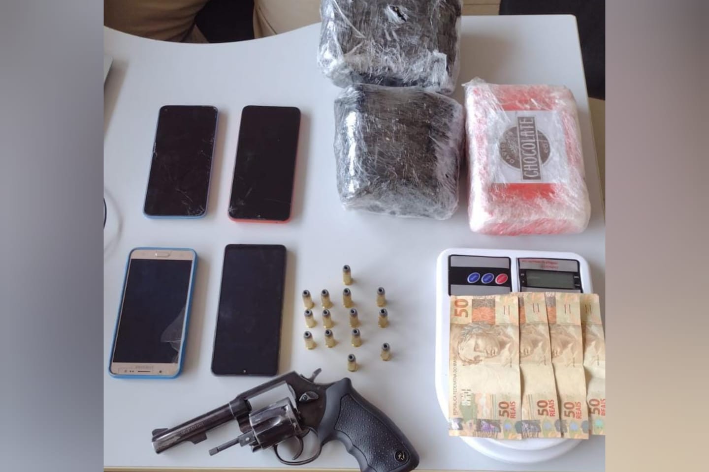 Casal é preso por porte ilegal de arma de fogo e tráfico de drogas na BR 163