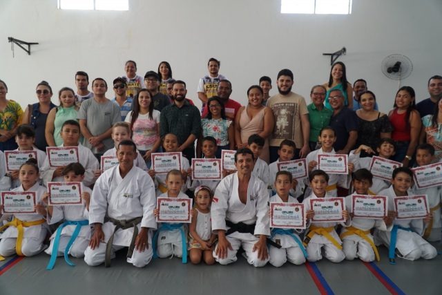 Mais de 40 alunos passam por exame de graduação de karatê em Canaã dos Carajás