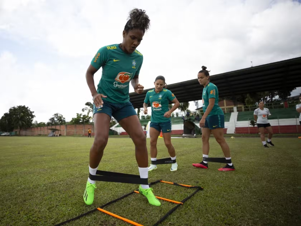 Seleção feminina retorna aos treinos após goleada sobre a Argentina