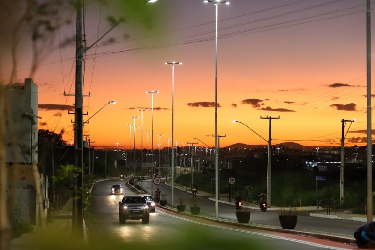 Duas novas avenidas de Canaã recebem vasos de flores, ciclovia e painel em LED