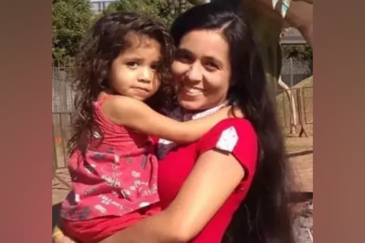 Mãe mata filha de 3 anos e corta o pescoço do filho adolescente