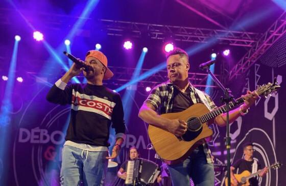 Carro sai da pista, cai em represa e mata cantor sertanejo
