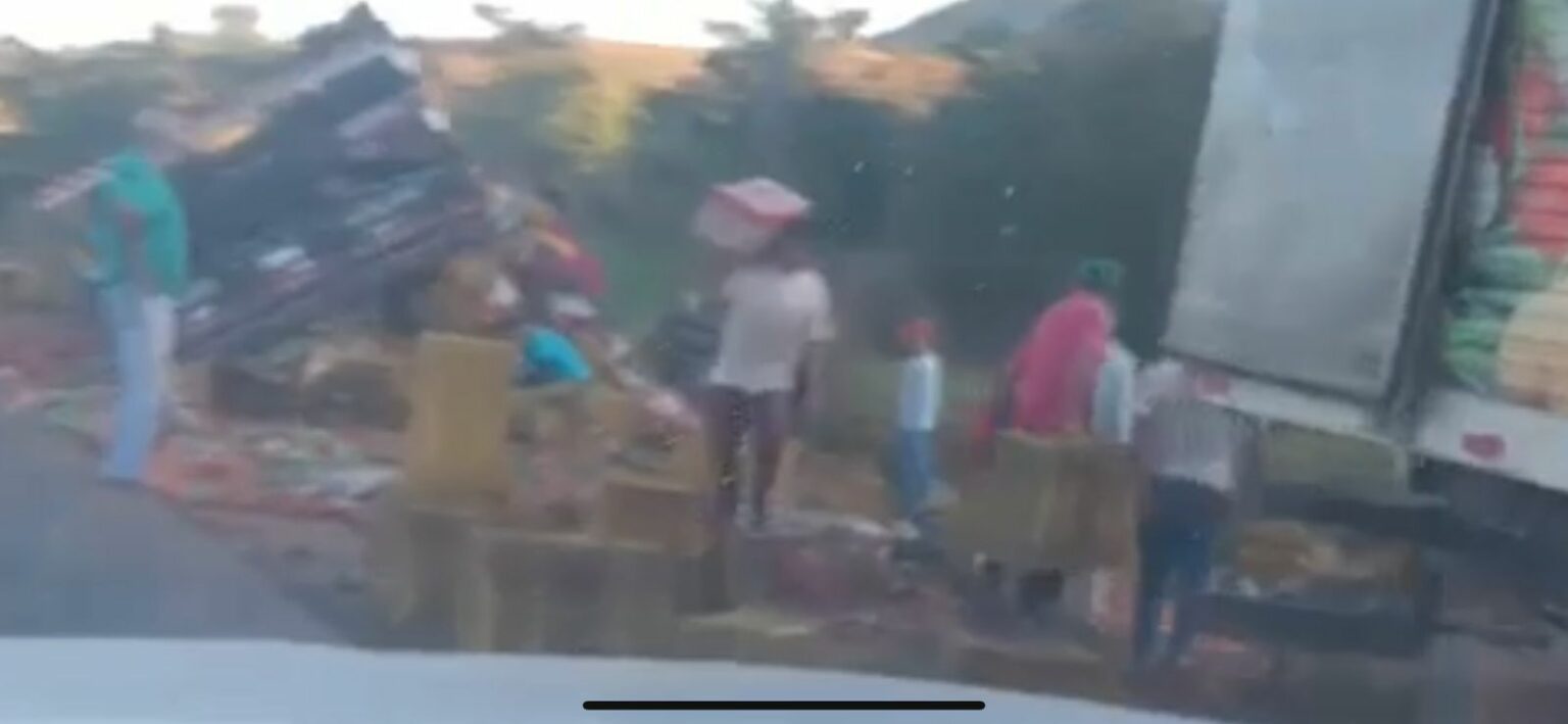 Caminhão de verduras tomba e população saqueia carga na PA-160
