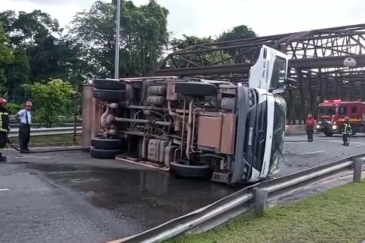 Caminhão de lixo tomba e interdita via no Pará