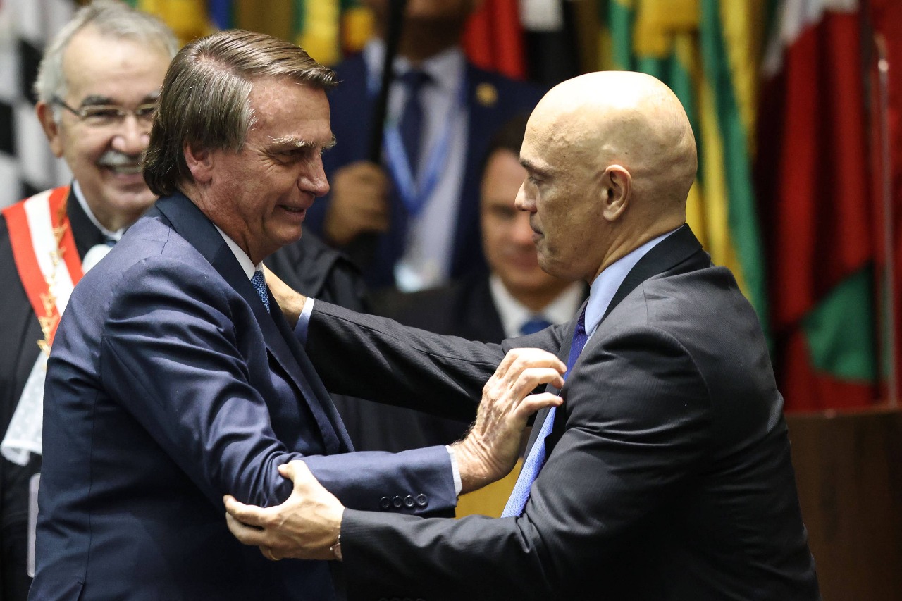 Prestes a assumir o TSE, Moraes quer ‘baixar temperatura’ na relação com Bolsonaro