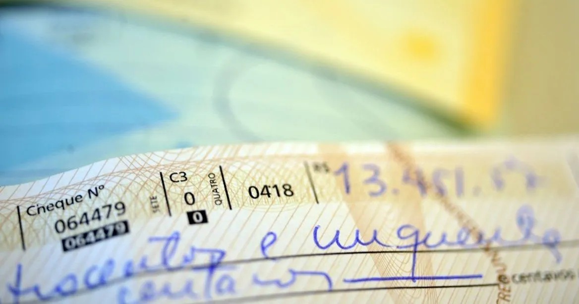 Em tempos de Pix, brasileiros ainda emitem 200 milhões de cheques ao ano
