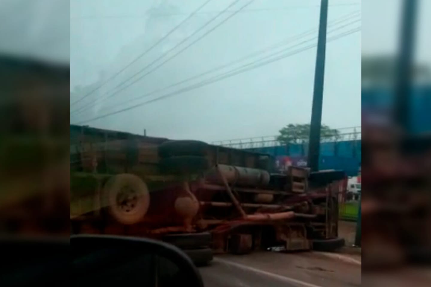 Caminhão tomba e deixa o trânsito congestionado no nordeste do Pará