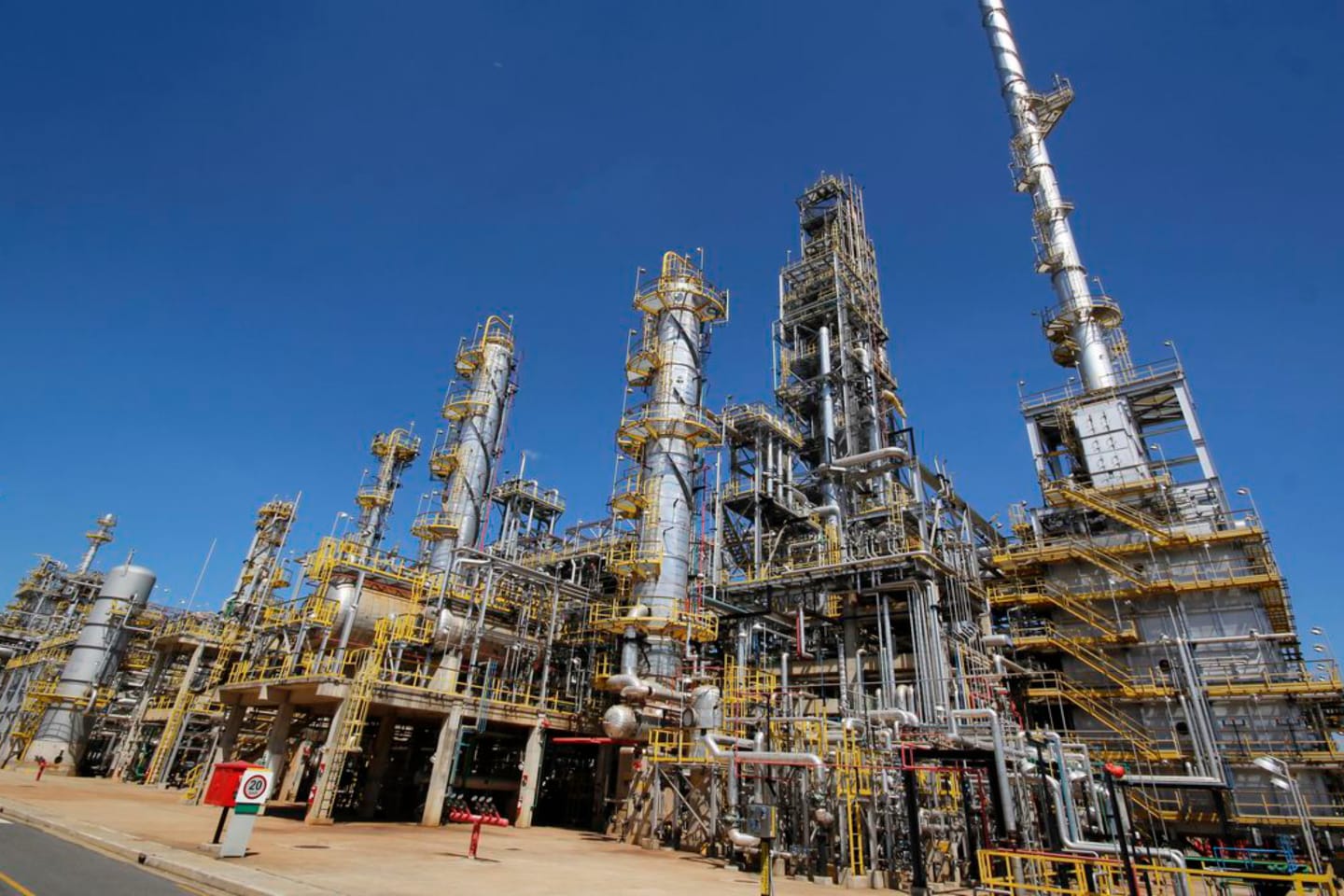 Petrobras reduz preço da gasolina em R$ 0,20 por litro nas refinarias