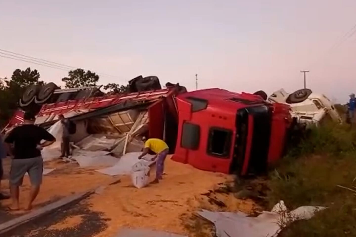 Duas carretas e uma van se envolvem em acidente no interior do Pará