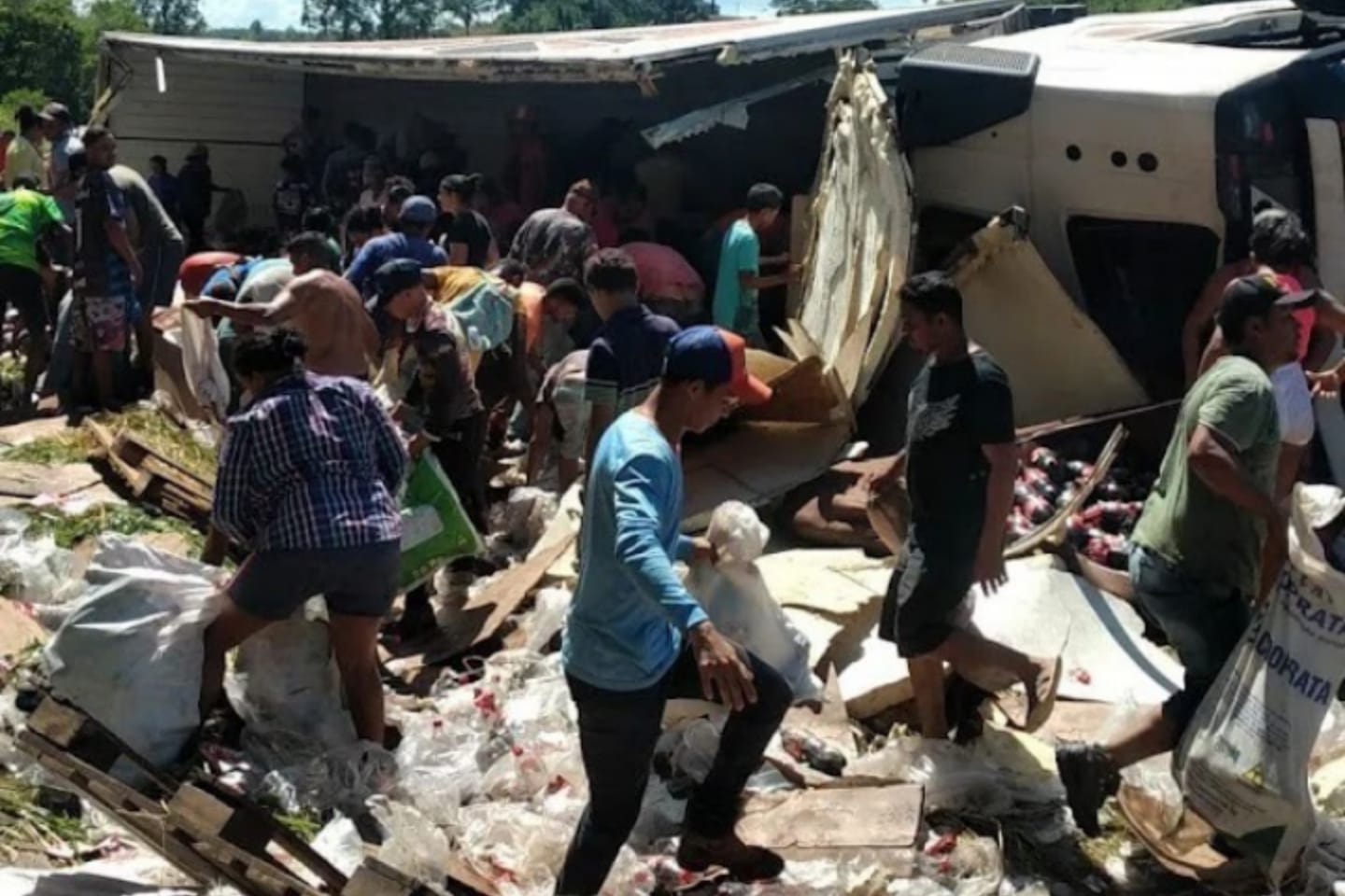 Carreta de refrigerante tomba e população saqueia carga no Pará