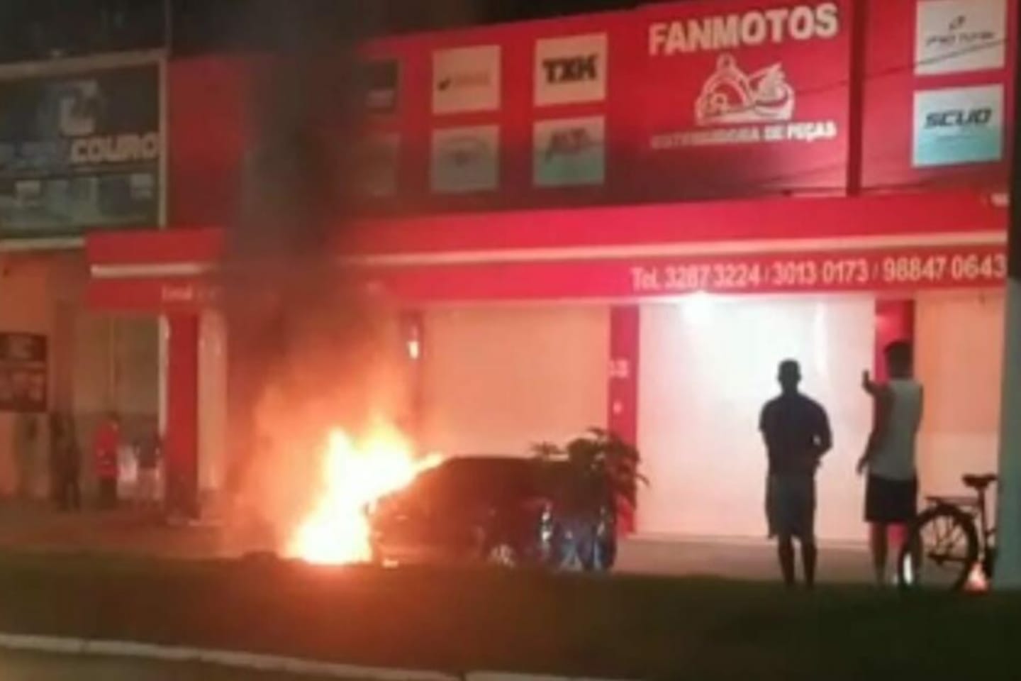 Carro é consumido por fogo no Pará