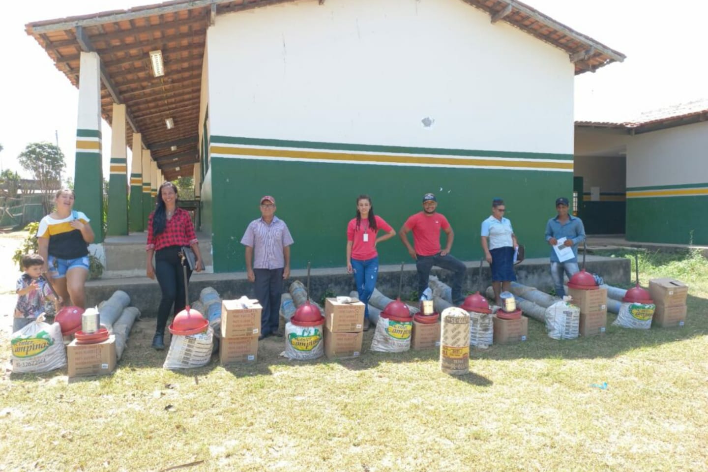 Produtores do PA Cupu recebem kits de avicultura da Prefeitura de Marabá