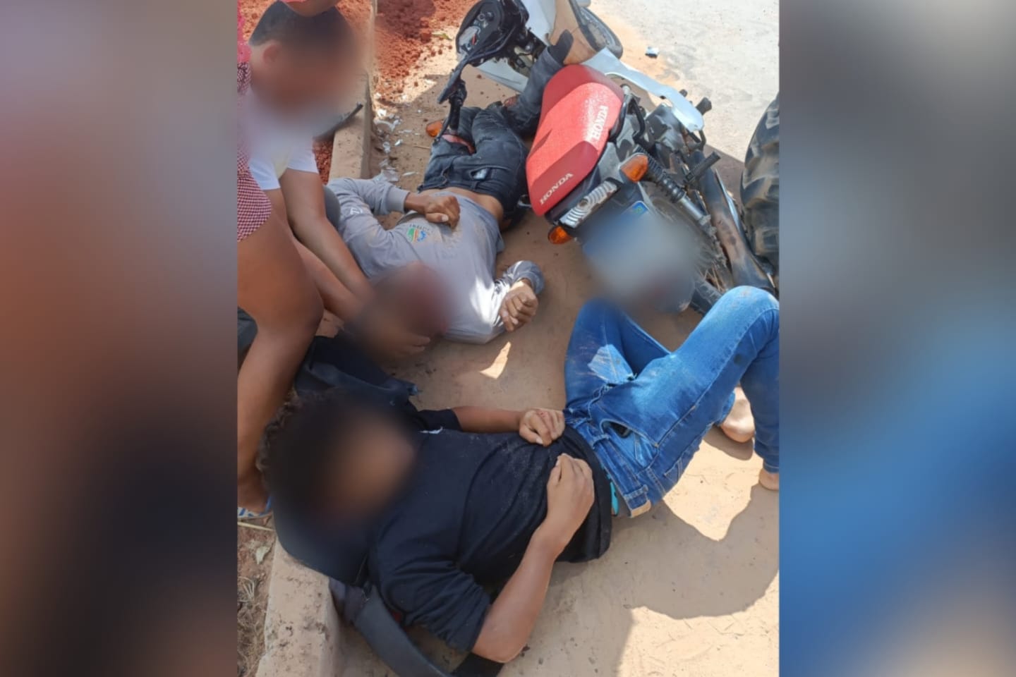 Colisão entre moto e trator deixa dois jovens feridos no Pará