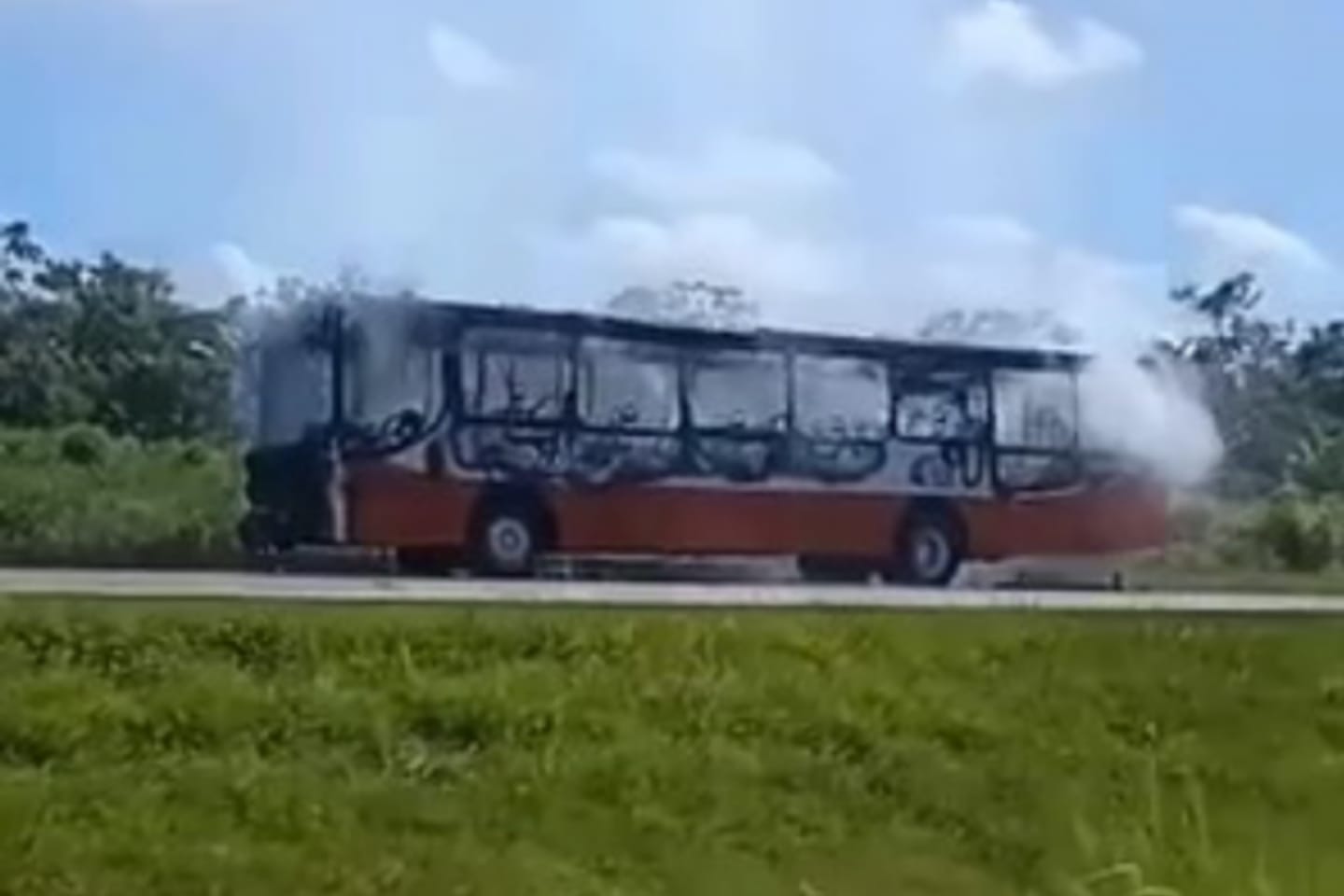 Ônibus pega fogo e é consumido pelas chamas no nordeste do Pará
