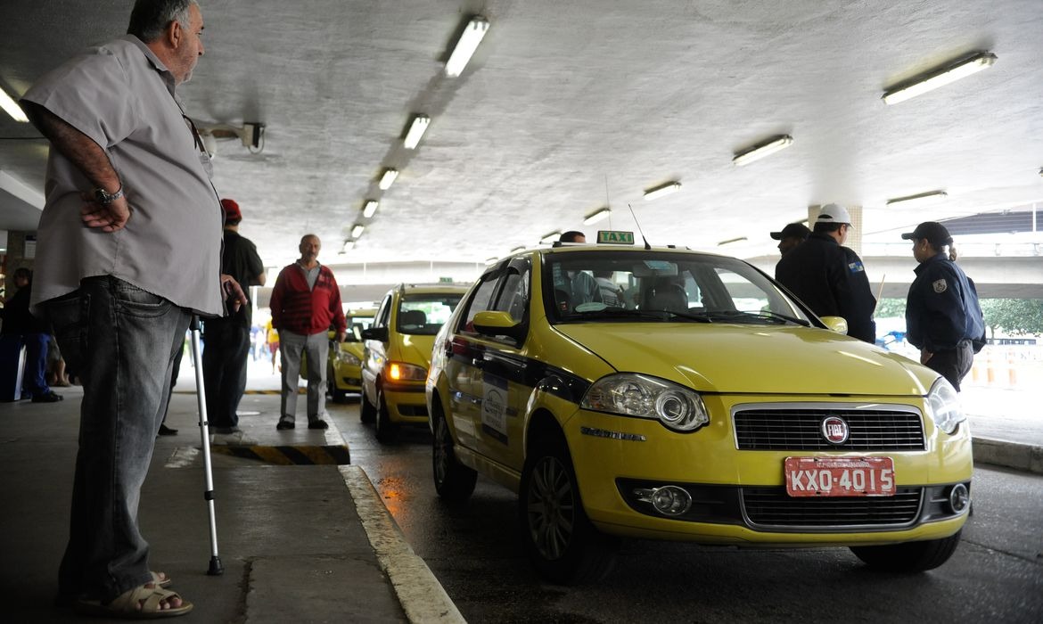 MP libera R$ 10,9 bi para auxílios a caminhoneiros e taxistas